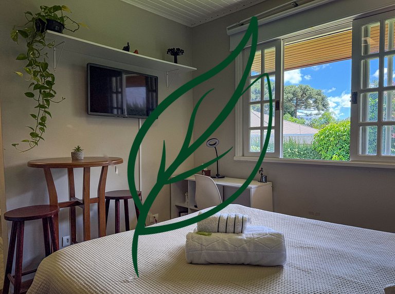 Studio com Ar e Vista Verde • 600m Parque Barigui