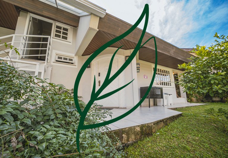 Refúgio com quintal + 2 vagas a 600m do Barigui