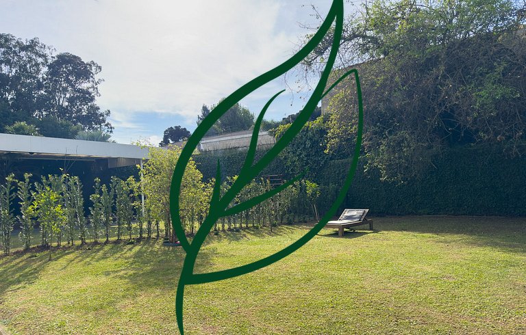 Refúgio com quintal + 2 vagas a 600m do Barigui