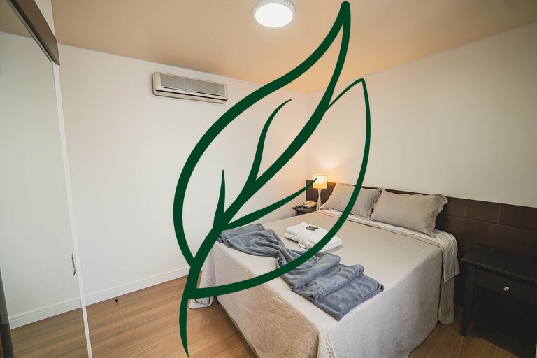 Varanda com vista, piscina e garagem no Bigorrilho
