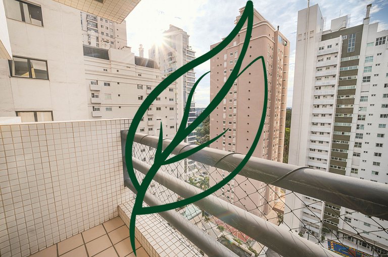 Varanda com vista, piscina e garagem no Bigorrilho